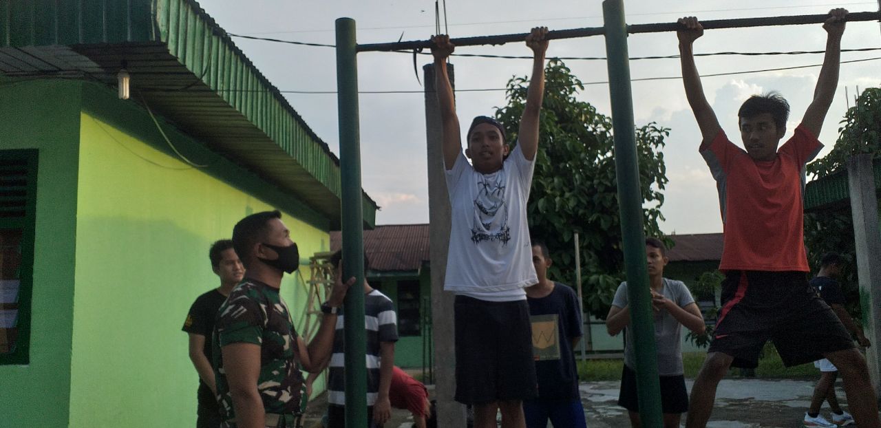 Persiapan Masuk Seleksi Anggota TNI, Babinsa Koramil 08/Tandun Bantu Latihan Pemuda Koto Ranah