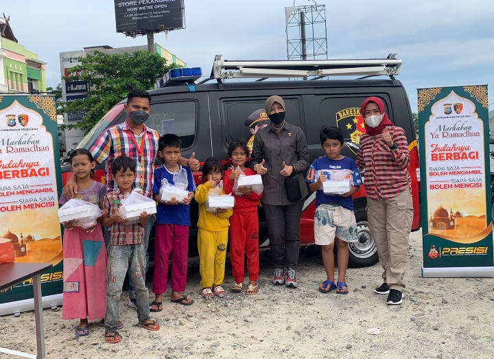 Berbagi Sesama Menjelang Berbuka, Ditreskrimum Polda Riau Bagi-bagi Takjil Kepada Pengguna Jalan