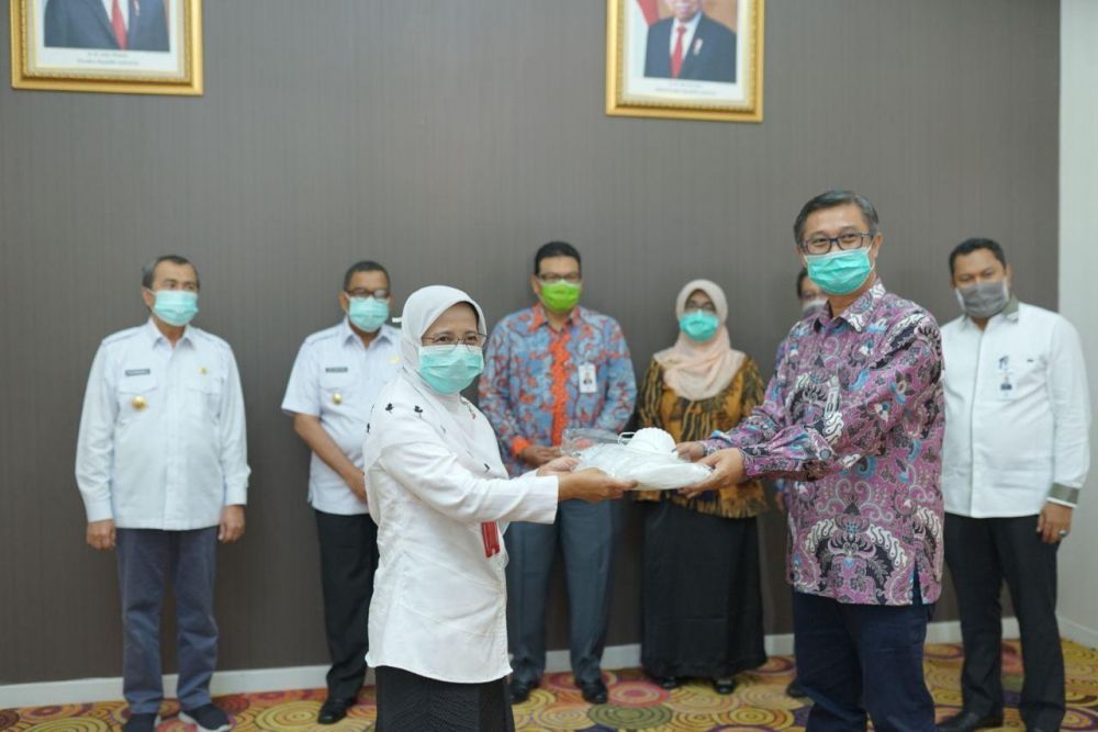 Peringati-Hut-Ke-54,-Bank-Riau-Kepri-Beri-Bantuan-1300-APD-Ke-Pemprov-Riau
