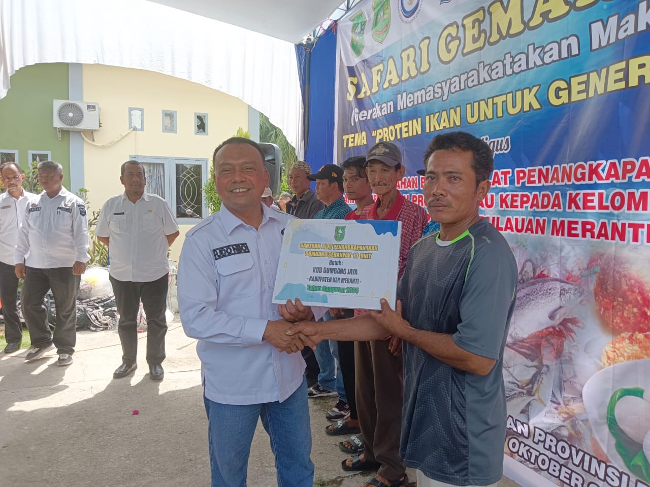 Kepala DKP Riau, Yurnalis Serahkan 409 Alat Penangkapan Ikan di Meranti