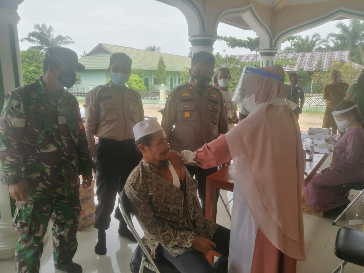 Giat Vaksinasi Covid-19, Kapolsek Tapung Monitoring Kegiatan di Mesjid Nurul Huda Desa Tri Manunggal