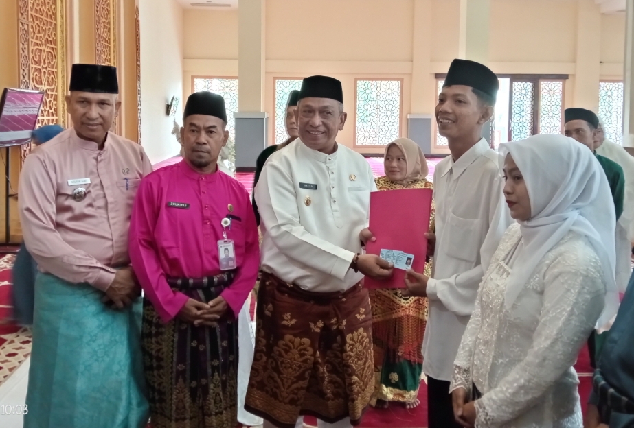 Nikah Massal di Rohul, 20 Pasang Bersanding Bahagia Disaksikan Bupati Anton