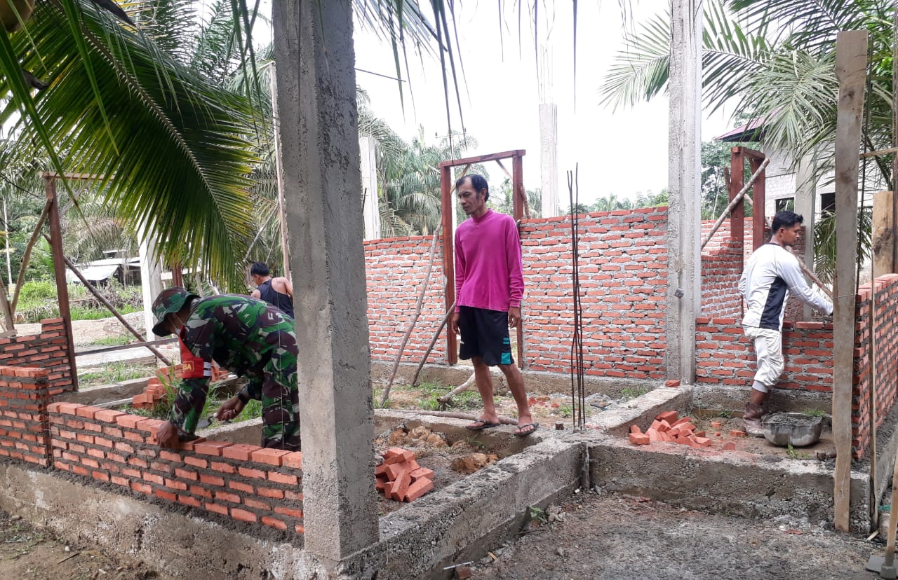 Babinsa Koramil 15/Kuala Kampar Bantu Masyarakat Pembuatan Rumah Huni di Wilayah Binaan