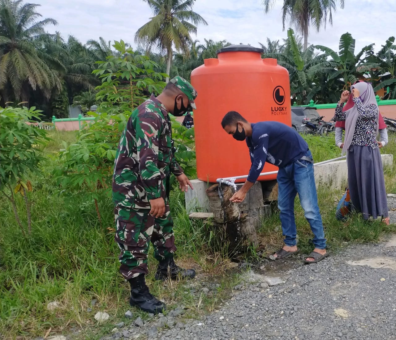 Babinsa Koramil 15/Kuala Kampar dan Polsek Kerumutan Terapkan Prokes di Pasar Tradisional