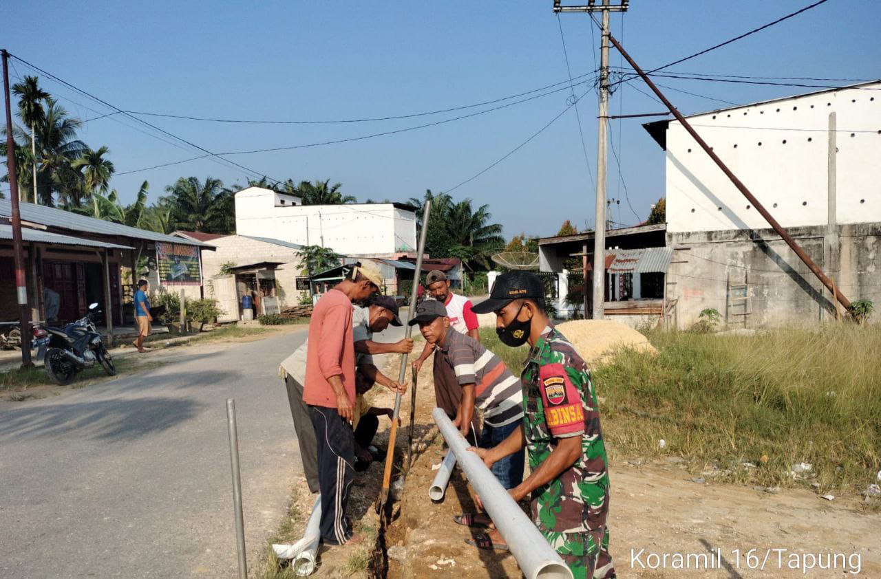 Peltu Suriadi Babinsa Koramil 16/Tapung Bantu Warga Binaan Buat Jalur Pipa Air Bersih