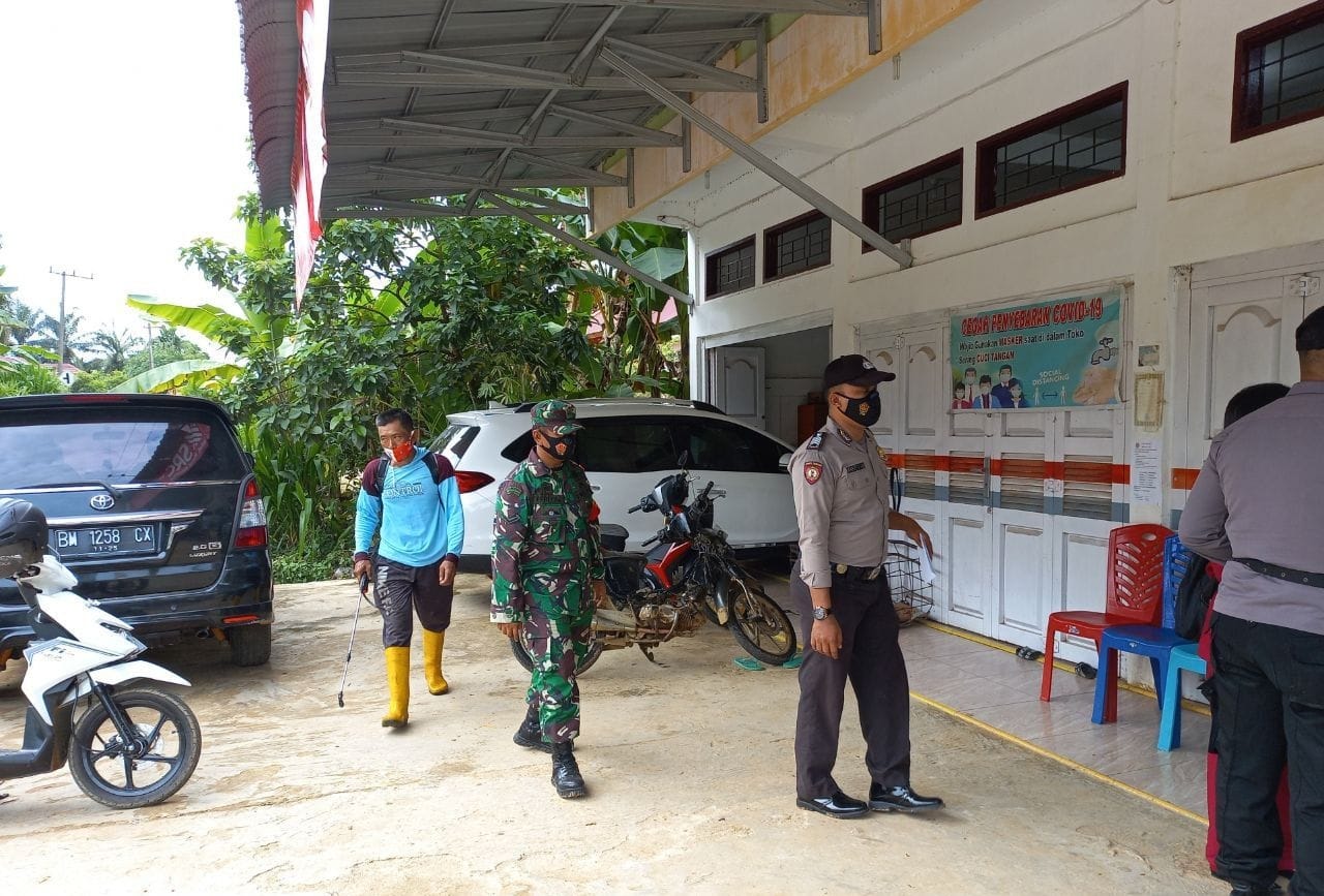 Babinsa Koramil 04/PKL Kuras Dampingi Tim Kesehatan Lakukan Penyemprotan Disinfektan