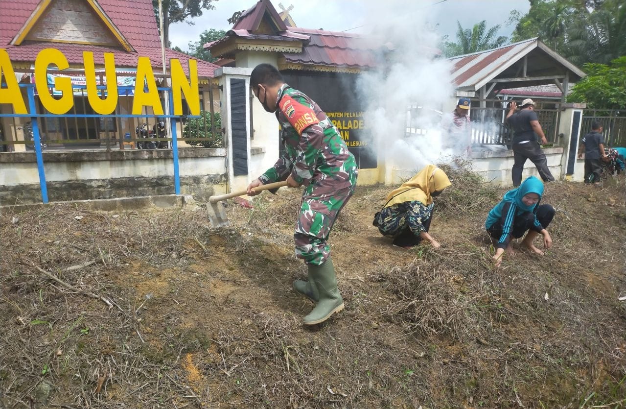 Koptu Yupriandi Bersama Warga Goro Bersihkan Halaman Kantor Desa