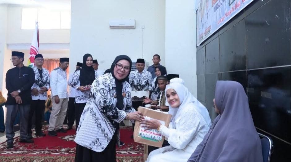 Jemaah Calon Haji Anggota PGRI Kampar Dilepas Wabup Misharti