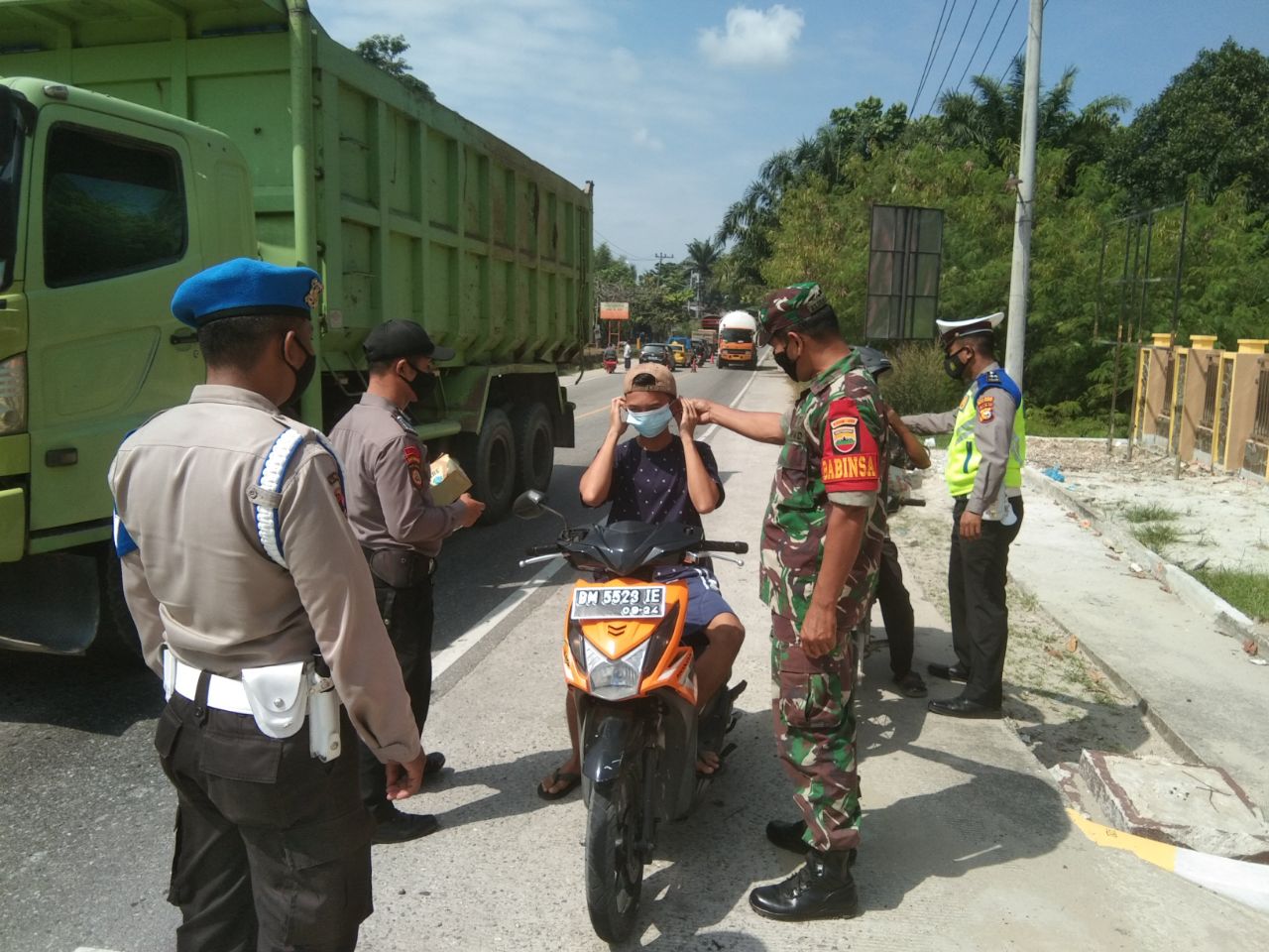 Operasi Yustisi Babinsa Bersama Polsek Edukasi Warga dan Bagikan Masker