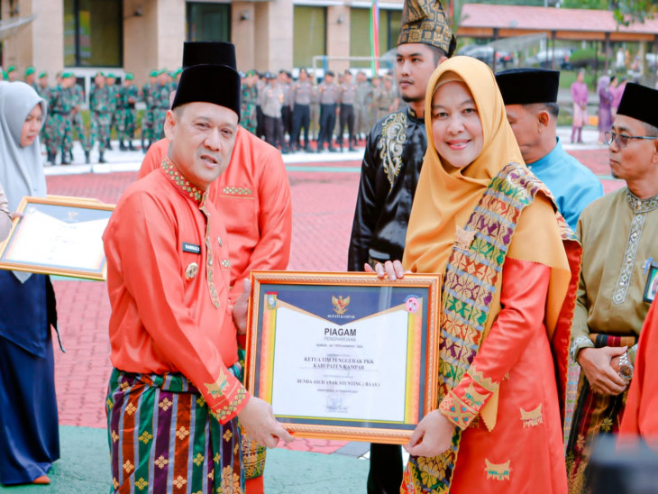 Ketua TP PKK Kampar Didampingi Pj Bupati, Terima Penghargaan Bunda Asuh Anak Stunting