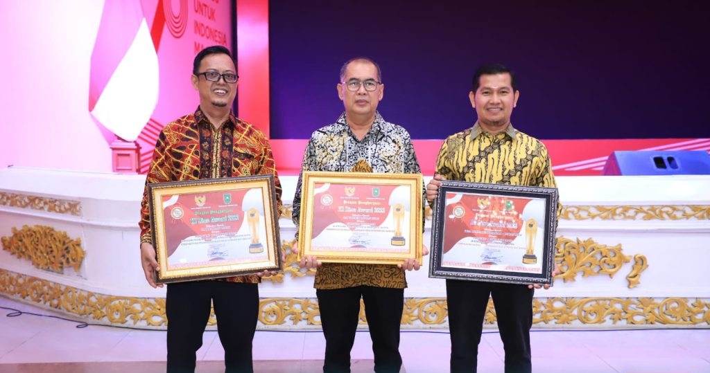 KI Riau Award 2023, Bupati Sukiman dan Peni Herawati Raih Anugerah Keterbukaan Informasi 2023