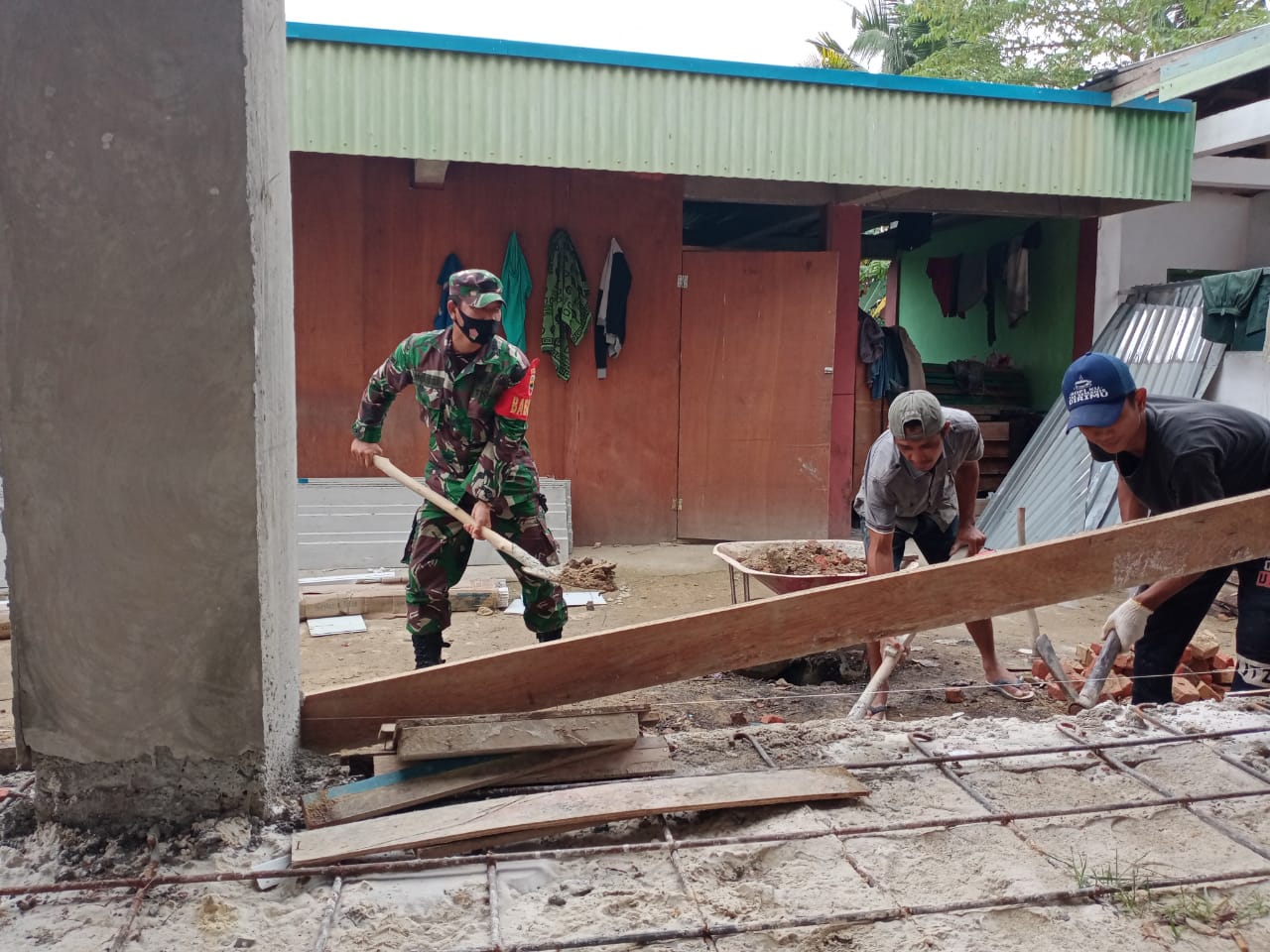 Babinsa Koramil 15/Kuala Kampar Laksanakan Goro Pembangunan Masjid Al ikhlas