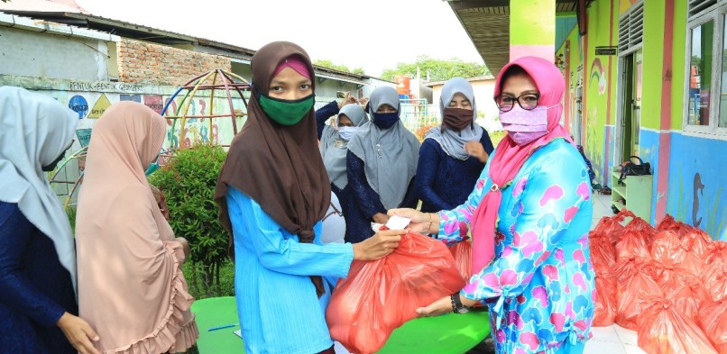 Peduli Warga Kurang Mampu, TK Dayang Suri berikan Bantuan Sembako