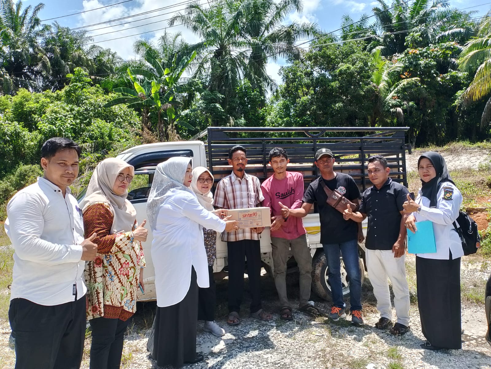 Bantuan Cairan Lateks Diserahkan Disbunnak Keswan Kampar Kepada Kelompok UPPB