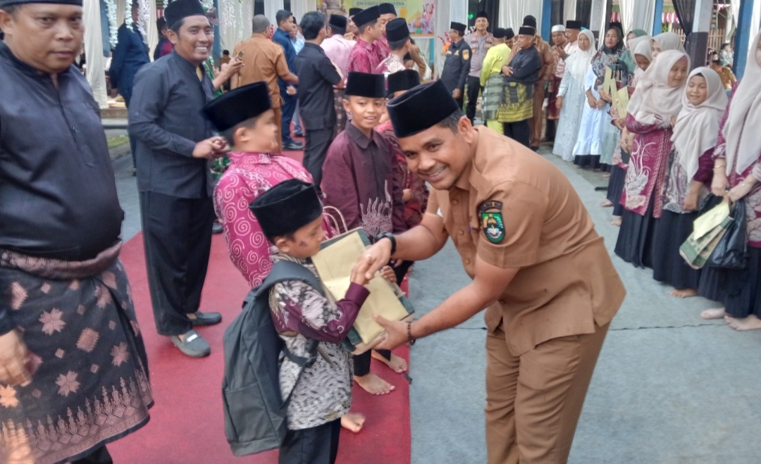Kadis PUPR Rokan Hulu Zulfikri Hadiri Acara Adat Kenegaraan Rokan IV Koto dan Santuni Anak Yatim