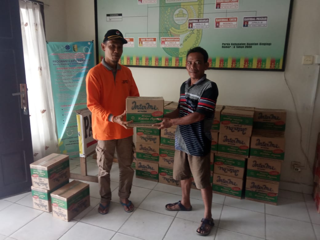 Jhon Pitte Alsi Camat Kuantan Hilir Serahkan Bantuan Banjir Untuk 1.505 Jiwa