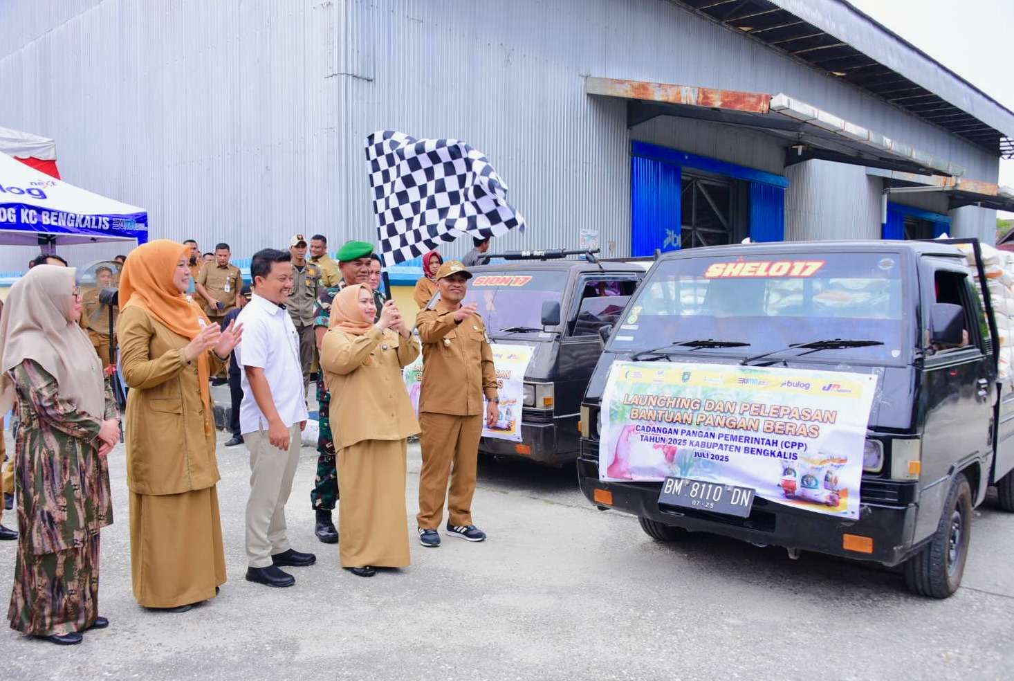 Penyaluran 489 Ton Beras Cadangan Pangan Pemerintah Untuk Bantu Warga Dilepas Bupati Kasmarni