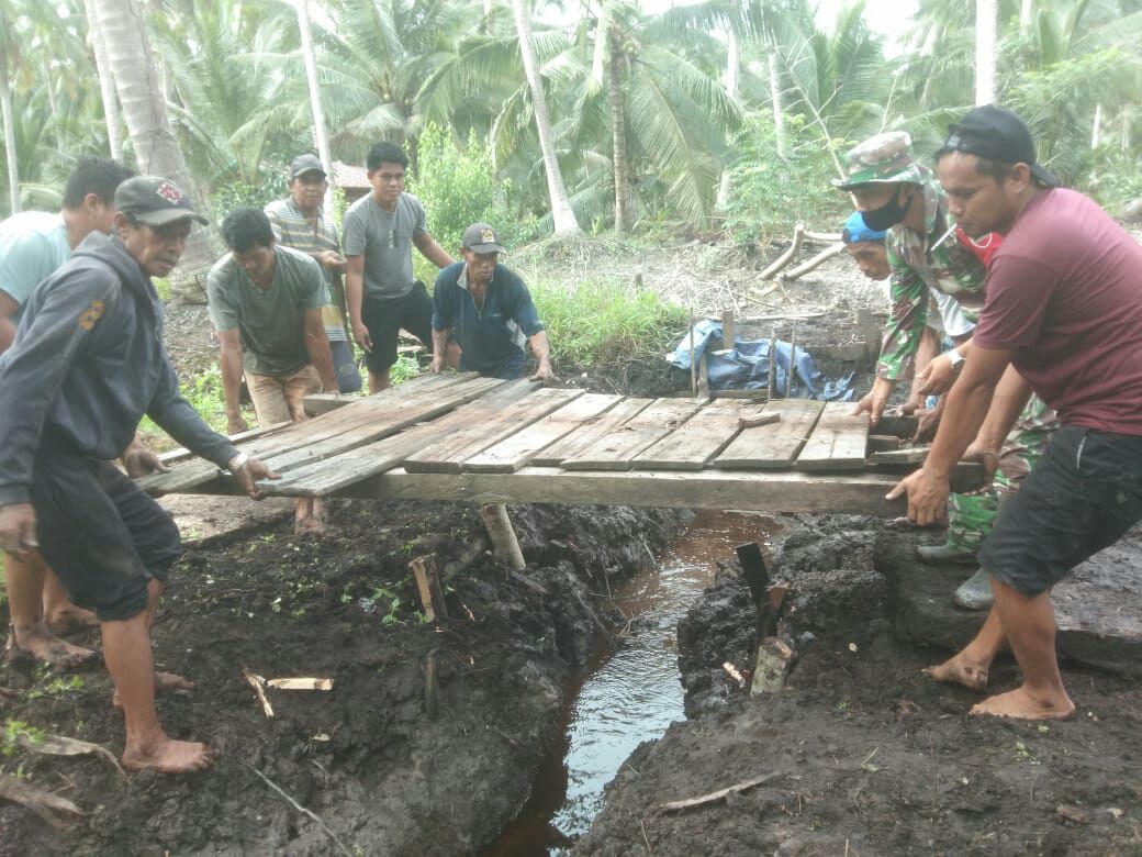 Babinsa Koramil 15/Kuala Kampar Goro Bersama Warga Binaan Perbaiki Jalan Dan Jembata