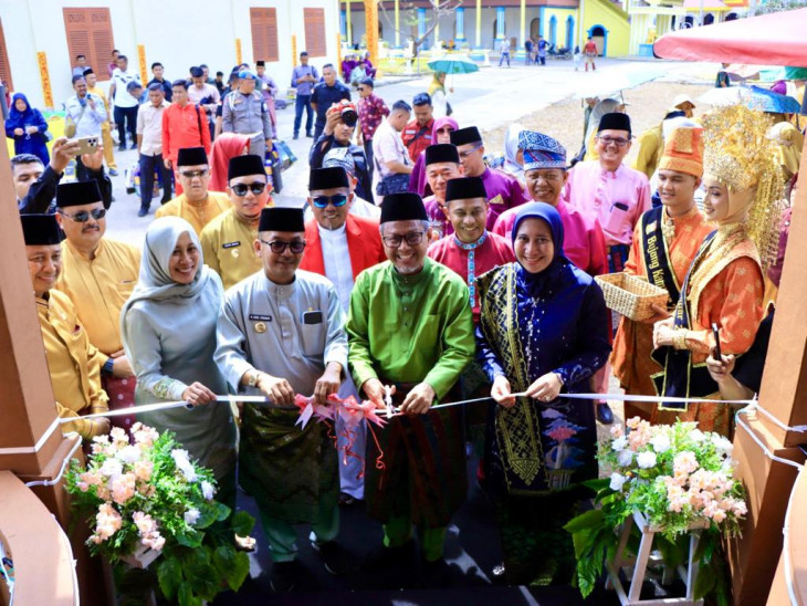 Stand Bazar Kampar Dilakukan Pemotongan Pita Oleh Pj Bupati Kampar Didampingi Gubri