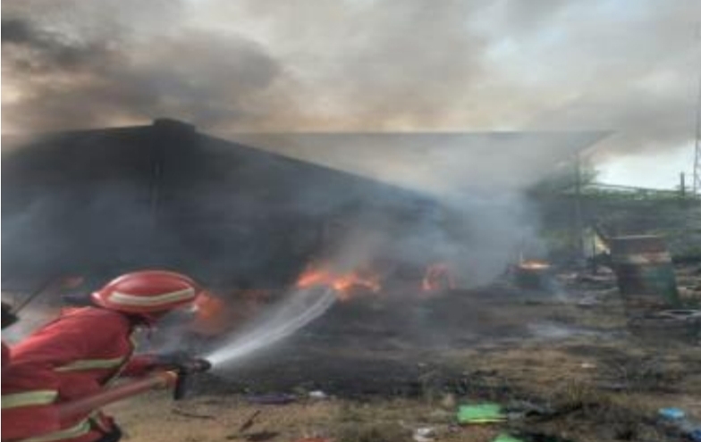 1 Unit Mobil Fuso Yang Terbakar, Berhasil Dipadamkan Api Oleh Petugas Damkar Kampar