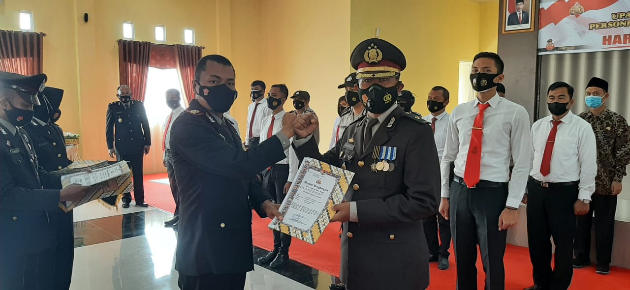 Kapolres Kampar Berikan Sejumlah Penghargaan, Dalam Rangka Syukuran Hari Bhayangkara Ke-75