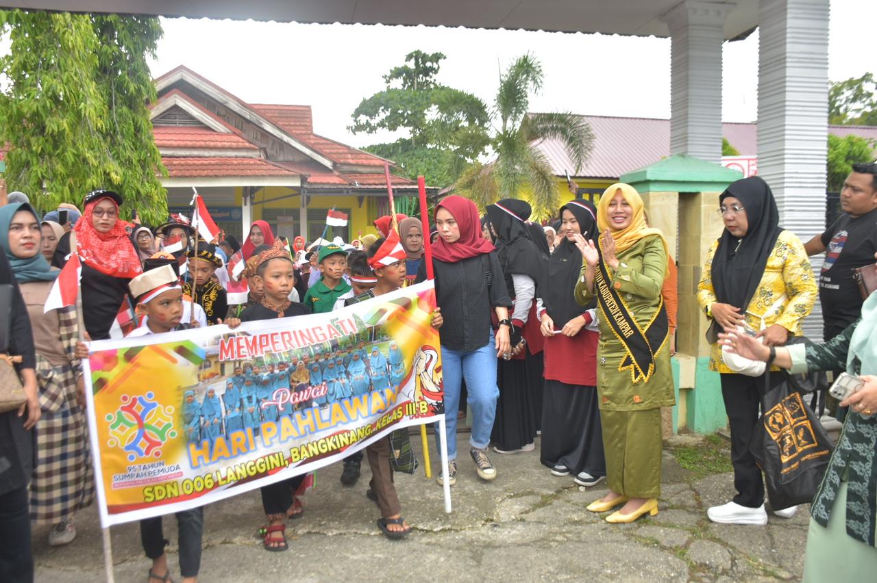 Ketua TP PKK Kampar Lepas Pawai Dalam Rangka Peringati Hari Pahlawan di SDN 006 Langgini