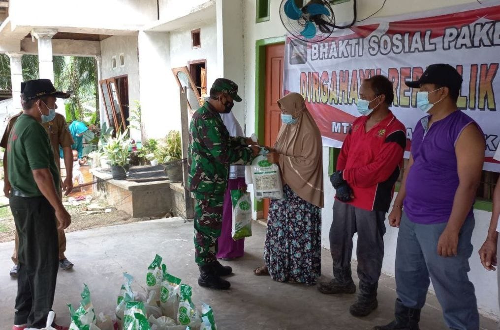 Menyambut HUT RI ke 76, Babinsa Koramil 04/PKL Kuras Bagikan Sembako  Warga Kurang Mampu