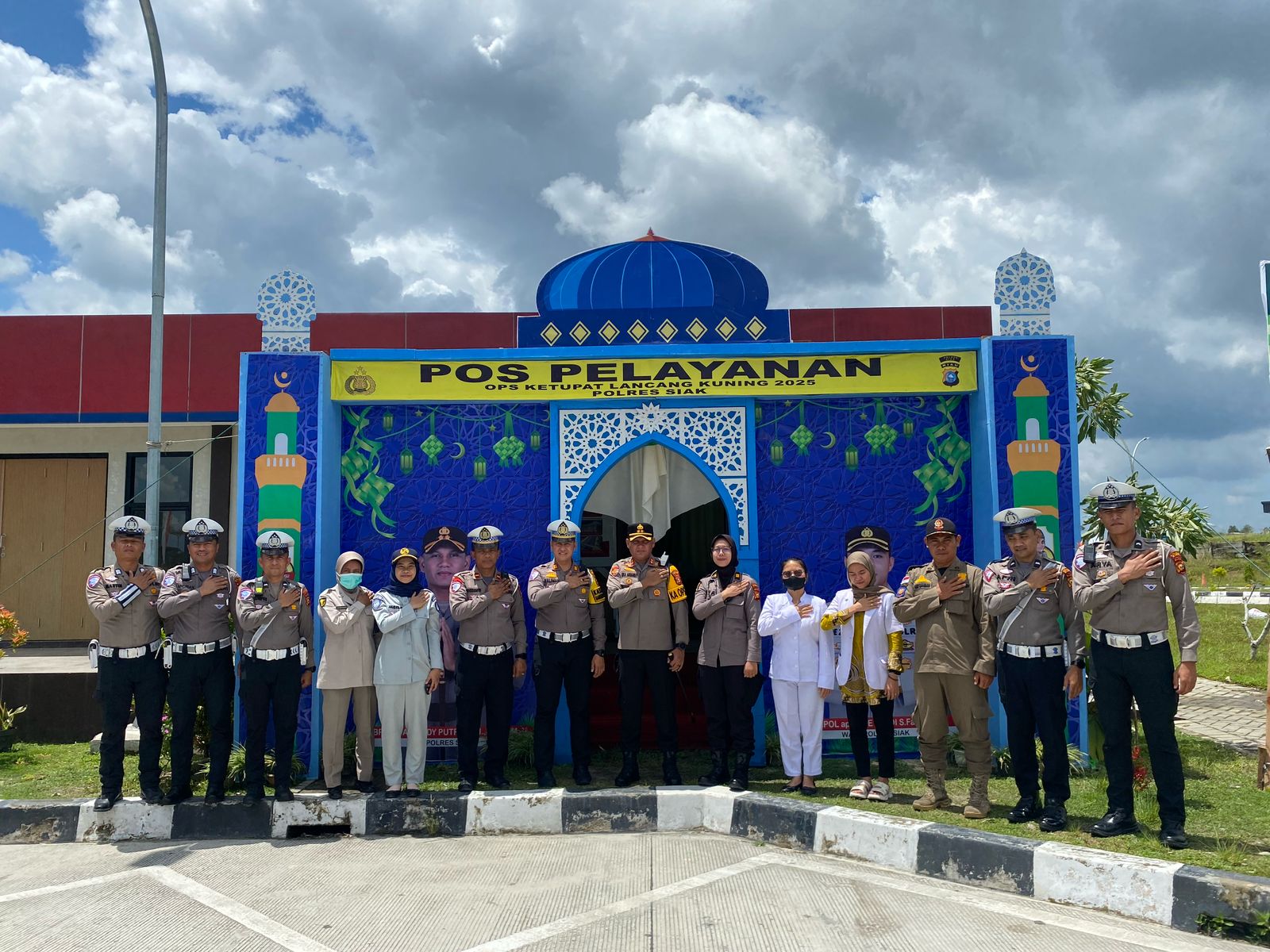 Kapolres Siak dan Jajaran Pengecekan Pos Pelayanan Rest Area KM 45A di Kecamatan Kandis