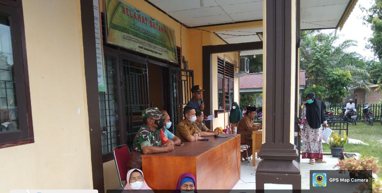 Babinsa Koramil 04/PKL Kuras Dampingi Pembagian BLT Desa Betung