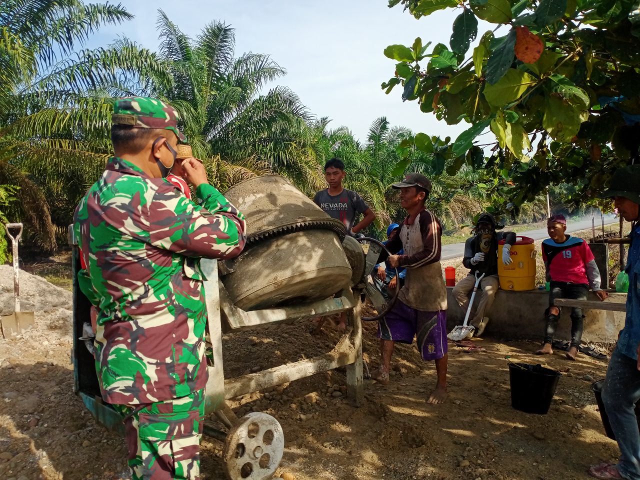 Babinsa Koramil 14/Kepenuhan Goro Bantu Warga Binaanya Bangun Rumah