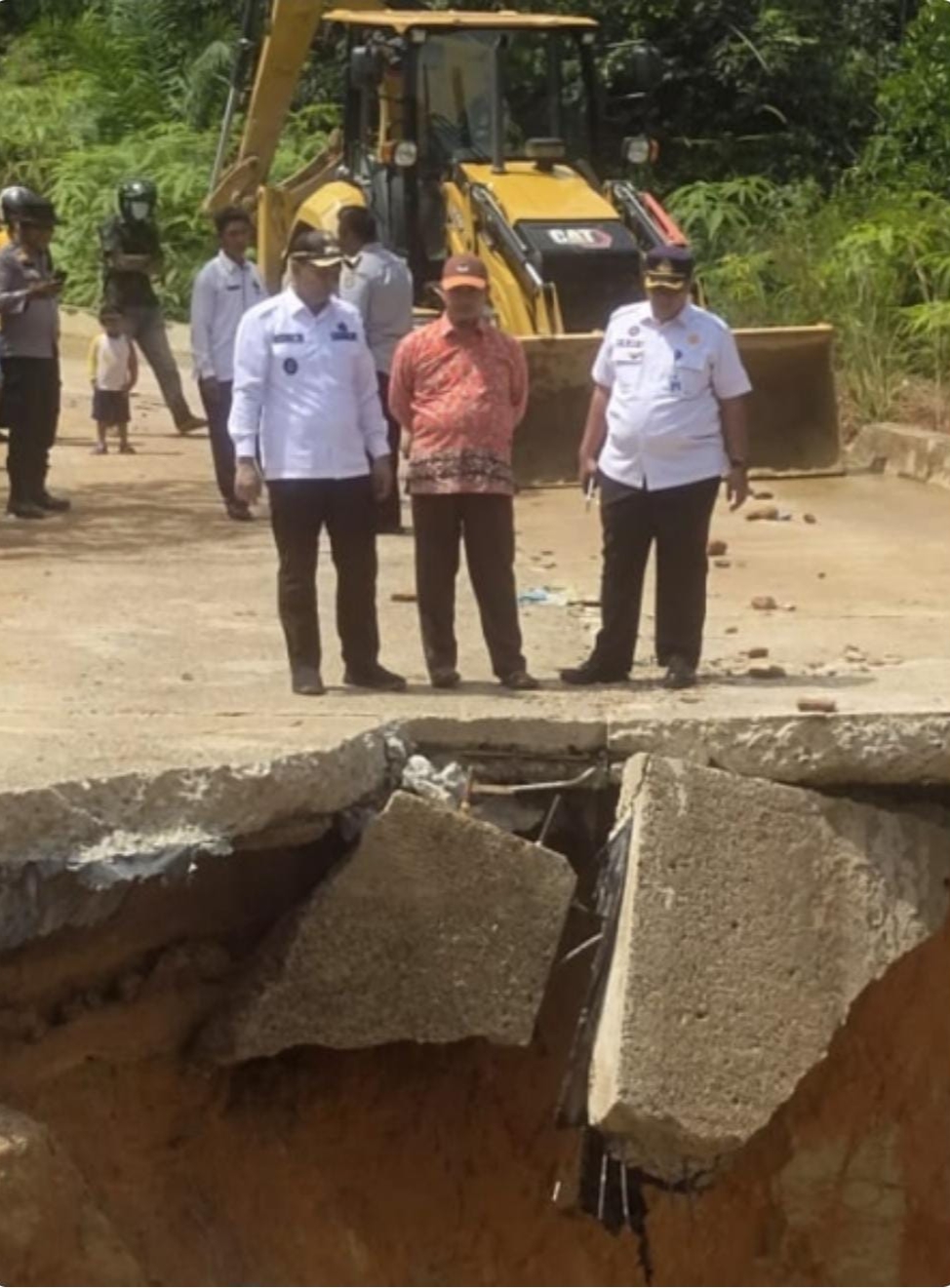 Wabup Rohul Tinjau Jalan Longsor di Jalann provinsi Ujung Batu - Rokan - Batas Sumbar
