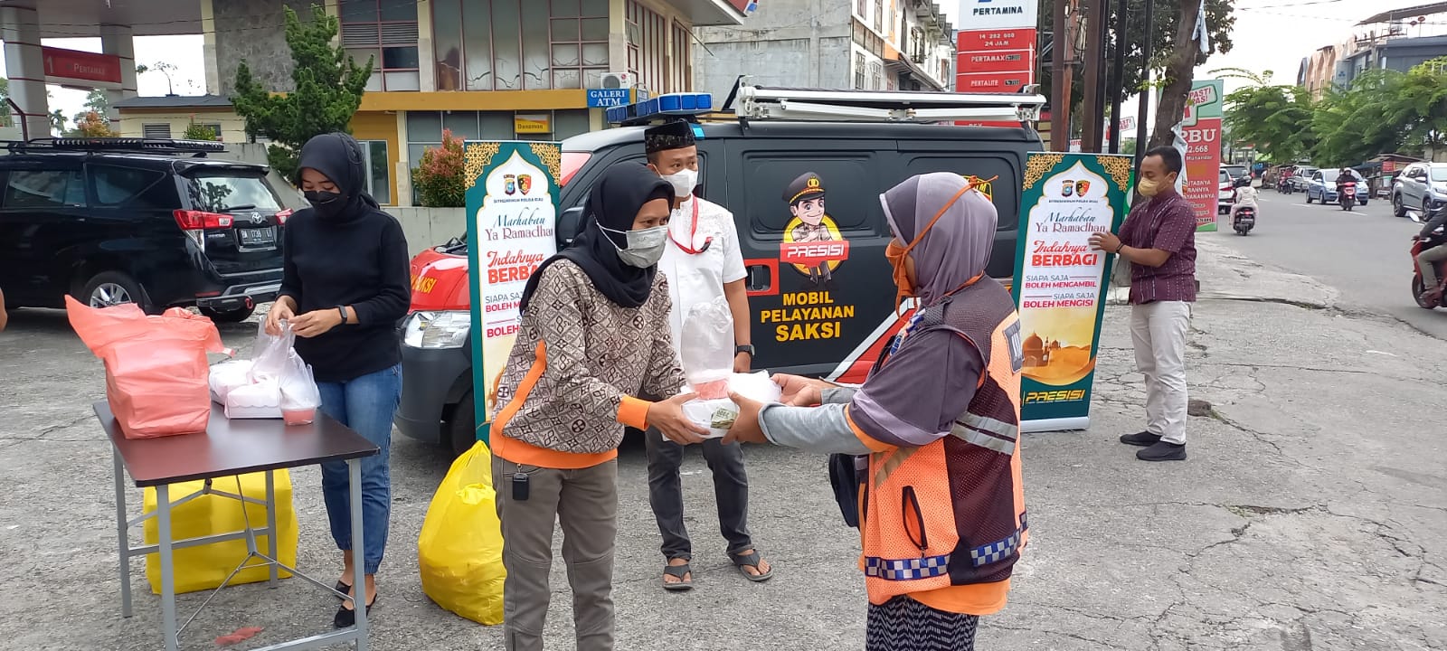 Ditreskrimum Polda Riau Kembali Berbagi Takjil Menjelang Berbuka Puasa