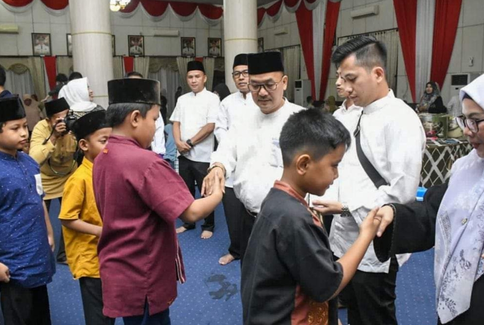 Pj Bupati Kampar Santuni Anak Yatim dan Lakukan Wirid Yasin Bersama Warga Dilingkungan Rumah Dinas