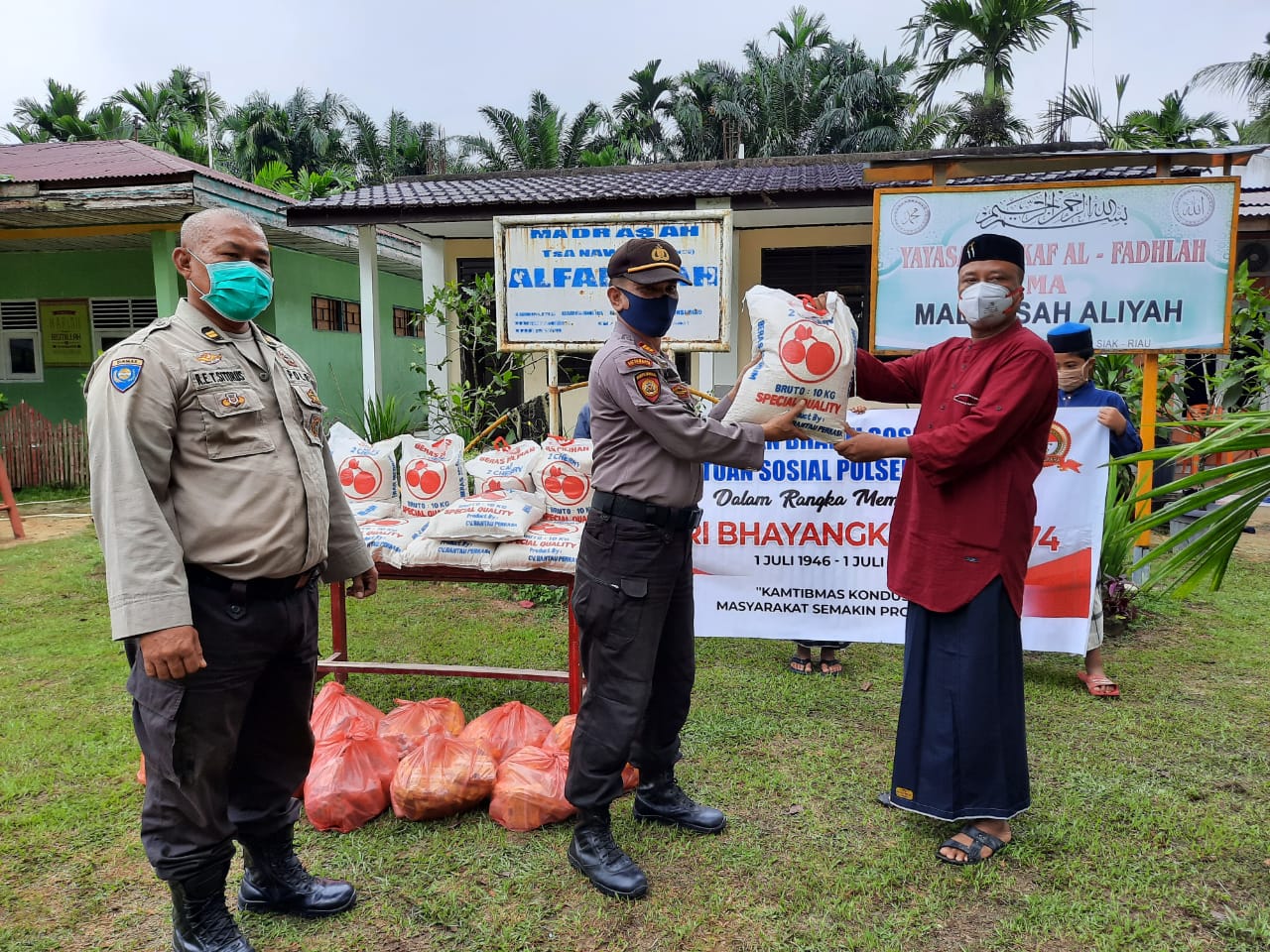 Bansos Hari Bhayangkara Ke 74, Polsek Minas Salurkan 10 Paket Sembako di Ponpes Al-Fadhlah