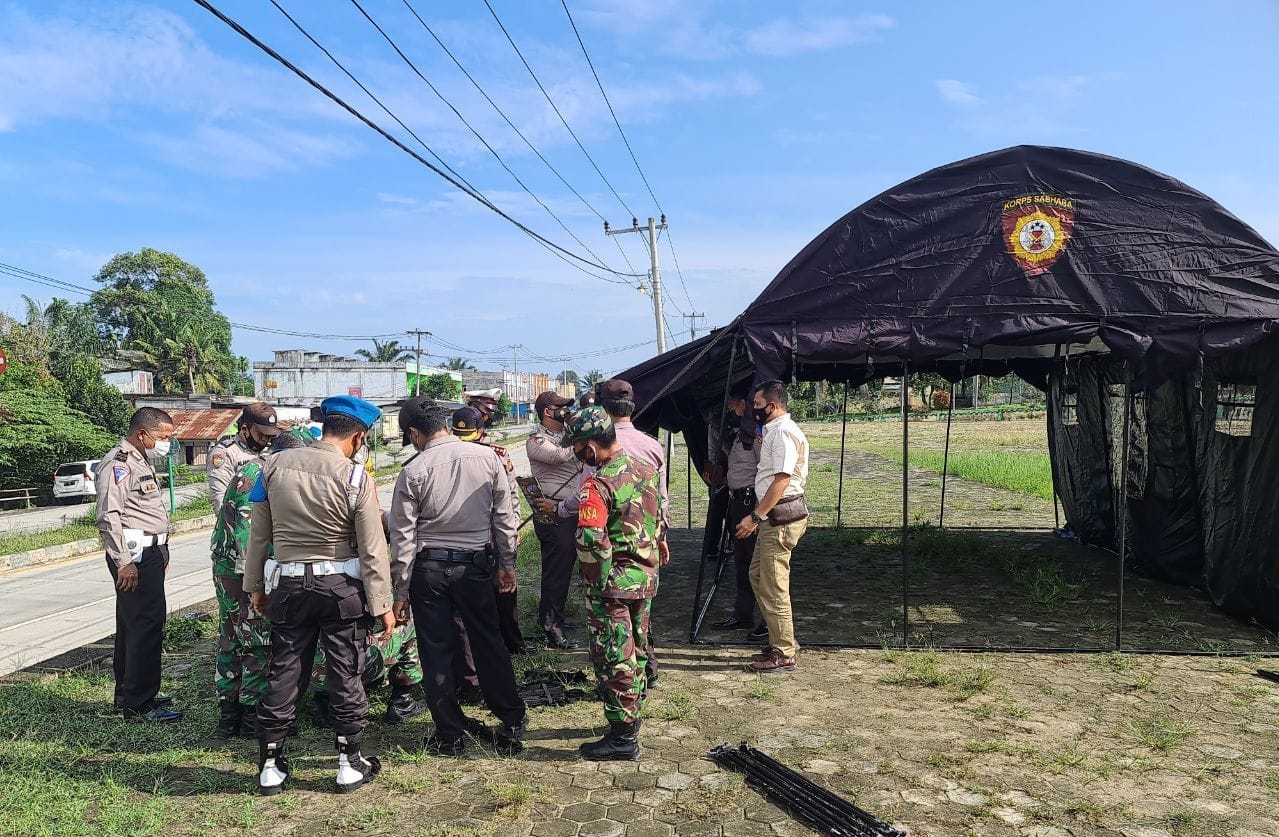 Babinsa Koramil 04/PKL Kuras Bersama Bhabinkamtibmas Dirikan Posko PPKM