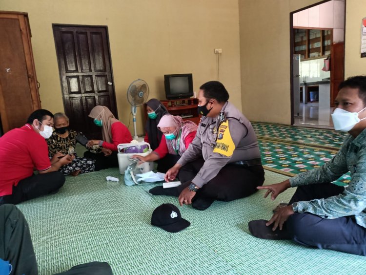 Door To Door di Desa, Polsek Bantan Bersama Nakes Puskesmas Lakukan Vaksinsi Lansia
