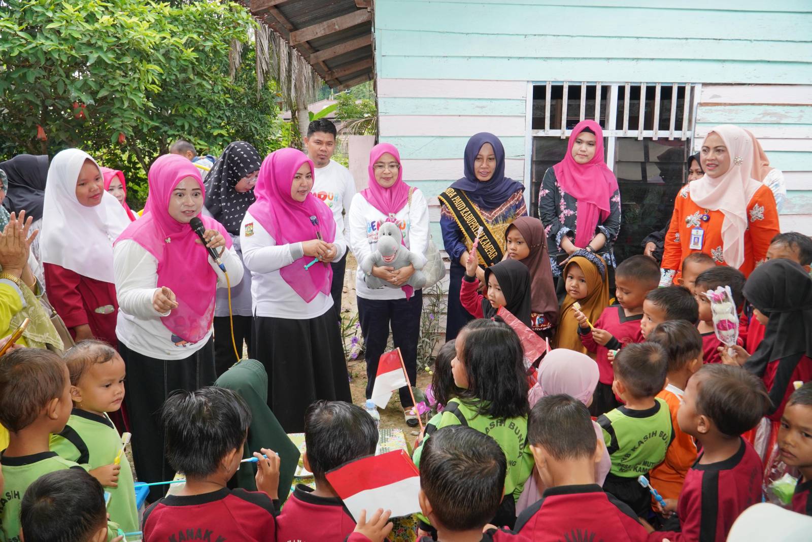 Sosialisasi Gempur Paud, Bunda Paud Kampar Serahkan Alat Bermain