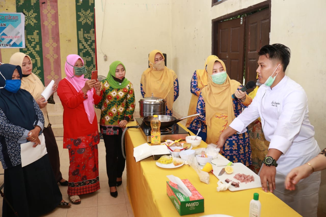Forikan Siak Latih Kaum Ibu di Kandis dan Minas Mengolah Pangan Berbahan Ikan