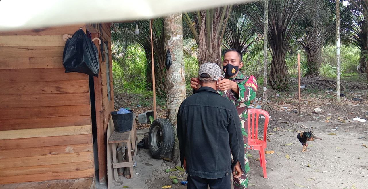 Bentuk Kepedulian Babinsa Koramil 07/Kampar Kodim 0313/KPR Bagi Masker Kepada Warga