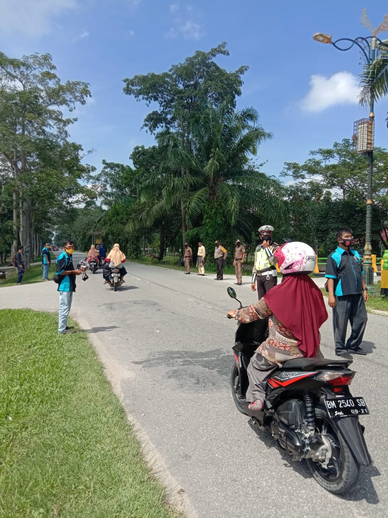 PD IWO Siak Bagikan 500 Lembar Masker di Kecamatan Bunga Raya