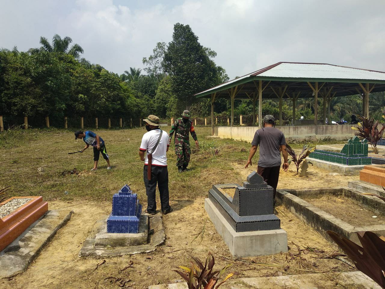Jelang Bulan Ramadhan Babinsa Bersama Warga Kerja Bhakti Bersihkan Areal TPU