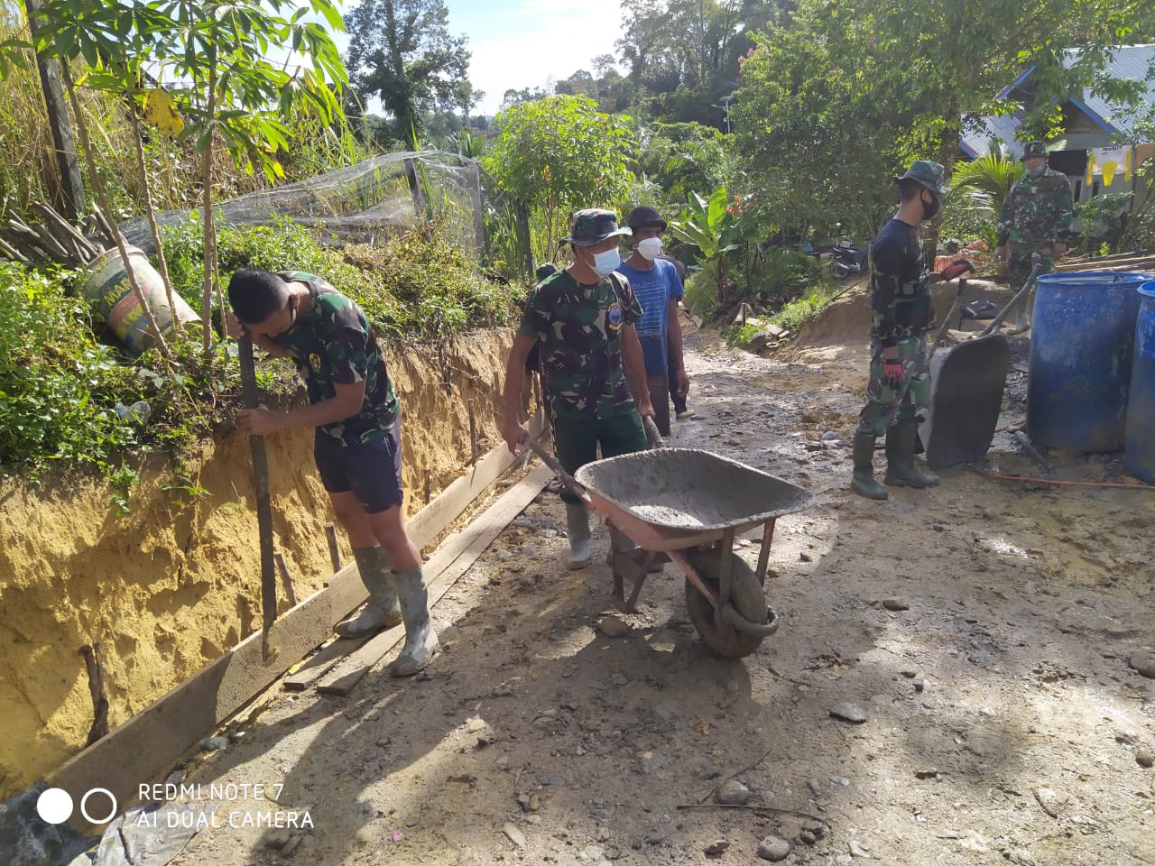 Bersama Warga, Satgas TMMD Ke 110 Pasang Wiremesh Pada Sasaran 7 Semenisasi