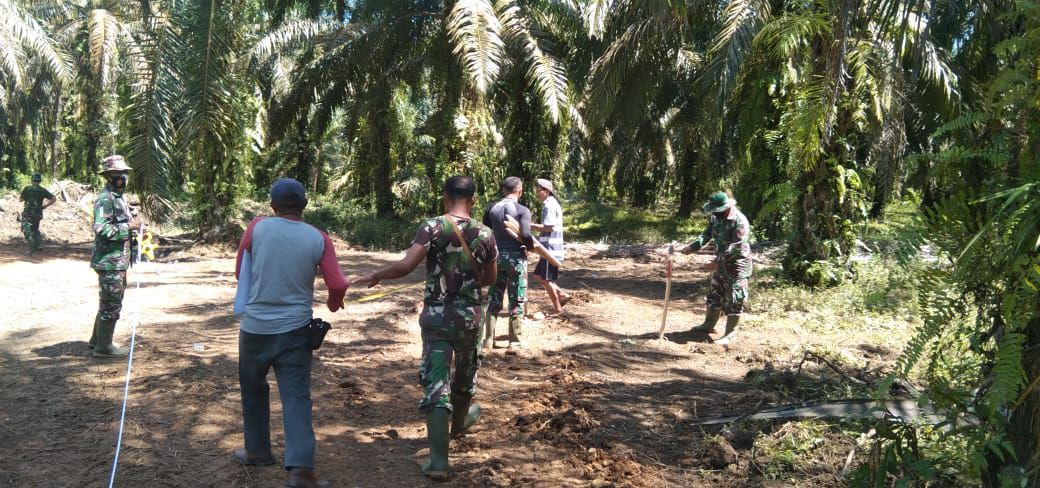 Bersama Warga, Satgas TMMD Ke 110 Kodim 0313 KPR Ukur Jalan dan Pasang Patok  