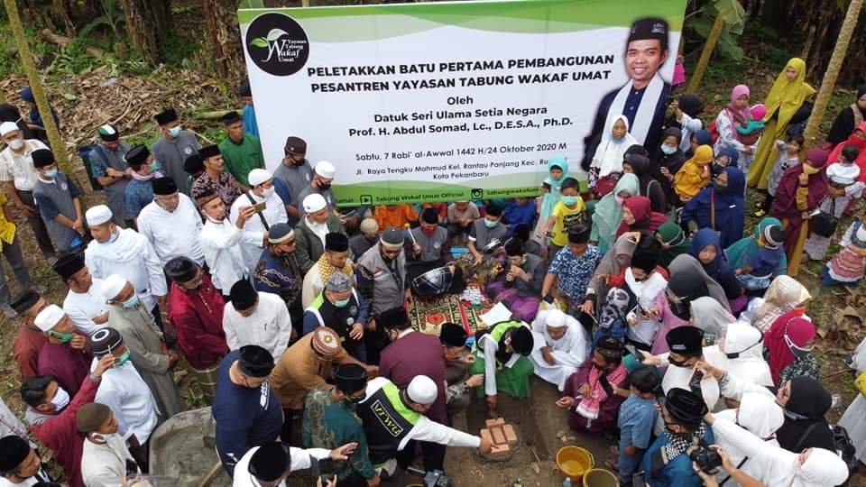 UAS Letakkan Batu Pertama Pembangunan Pesantren YTWU, Sekaligus Rayakan Maulid Nabi  dan Berbagi
