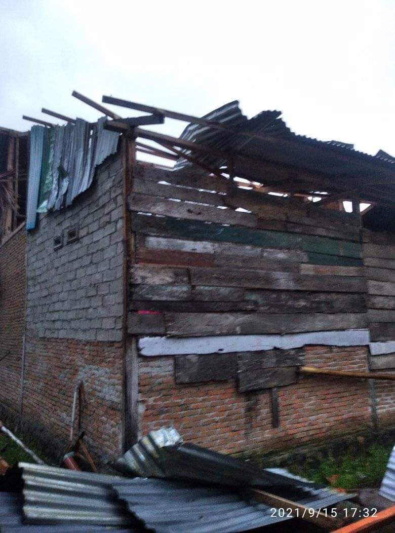 Angin Puting Beliung Rusak 17 Rumah Warga