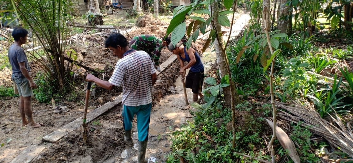 Pemasang Mal Drainase Dibagian Lainnya, Satgas TMMD Merapikan Lubang