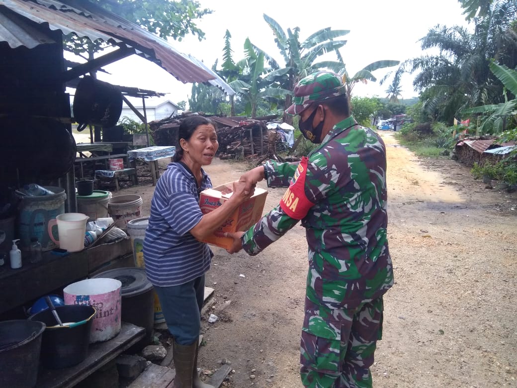 Babinsa Koramil 06/SH Dalam Mendukung TMMD Ke-110 Kodim 0313/KPR, Peduli Warga Dampak Covid-19