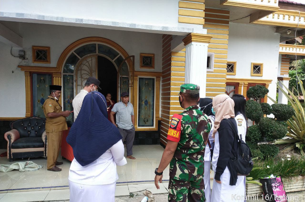 Melalui Komsos Babinsa Koramil 16/Tapung Lakukan Tracing Kontak Erat Pasien Covid-19