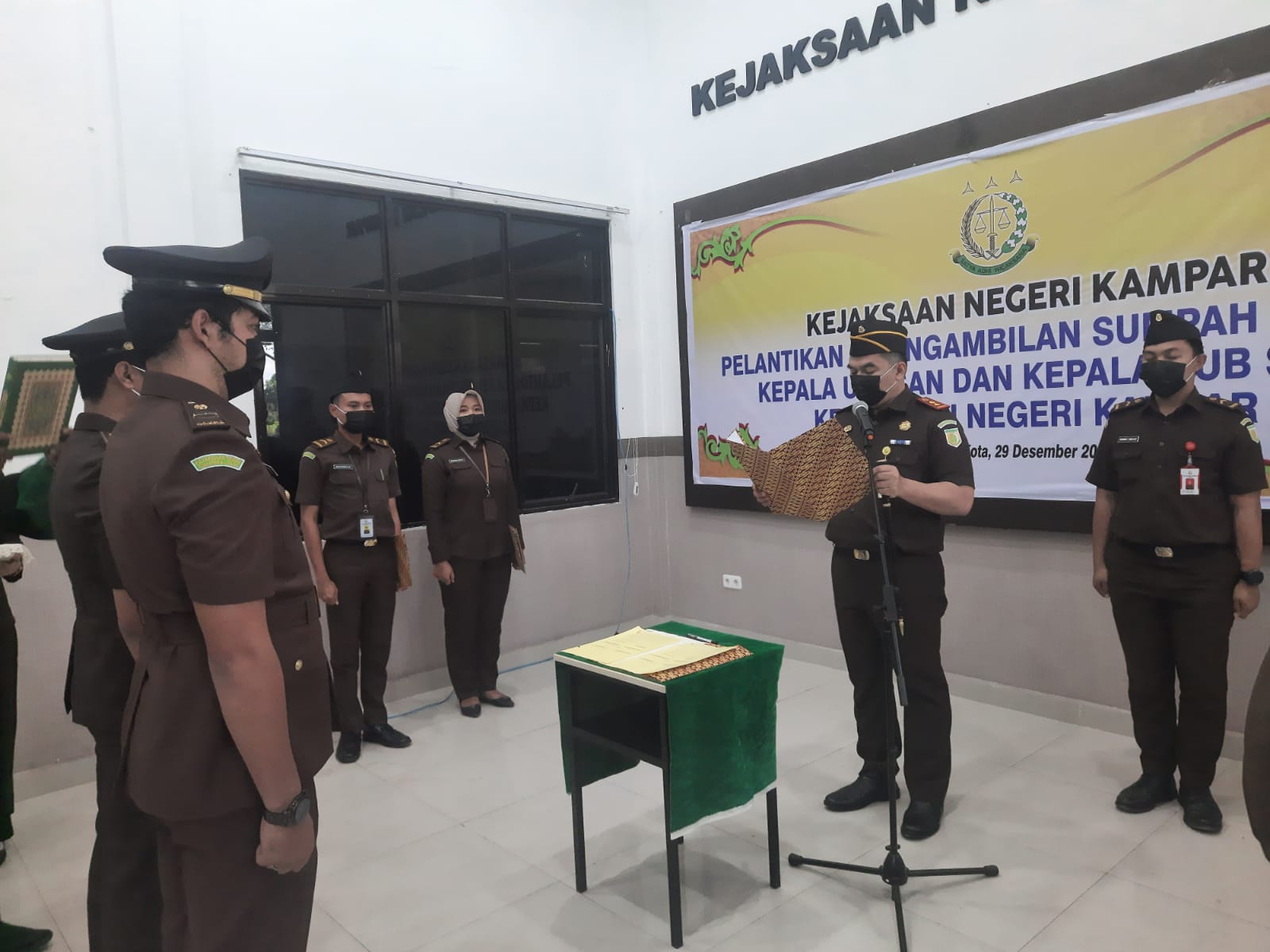 Kajari Kampar Lantik 2 Kasubsi Bidang Intelijen