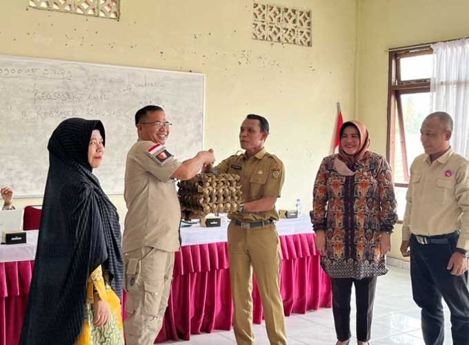 DPPKBP3A Kampar Serahkan Bantuan Telur Ayam Kepada Keluarga Beresiko Stunting